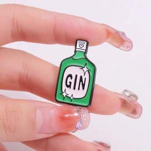 Spilla in smalto bottiglia di gin con scritta GIN e dettaglio cuore rosa sul tappo