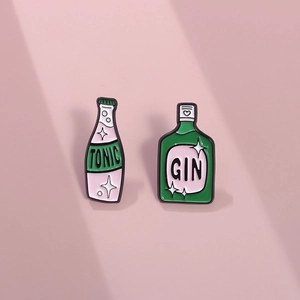 Spille da Balia in Lega di Smalto a Forma di Bottiglia di Gin e Tonic Cartone Animato per Zaino Vestiti Cappello Regalo