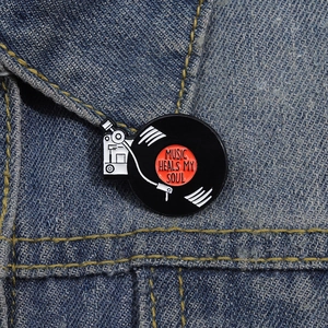 Spilla smaltata retrò a forma di giradischi con scritta musicale su tessuto denim