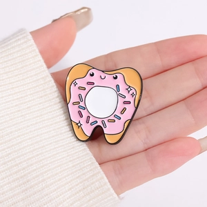 Cartoon Donut Zahn Emaille Brosche niedliches medizinisches Abzeichen für Ärzte und Pfleger