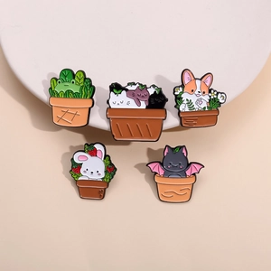 Lot de cinq épingles émaillées mignonnes avec animaux comme grenouilles et chats en pots