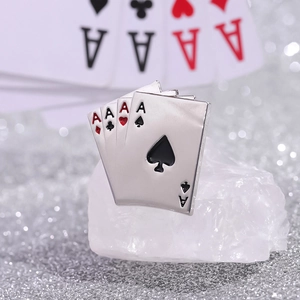 Broche creativo de esmalte con cartas as de póker y motivos de picas y corazones