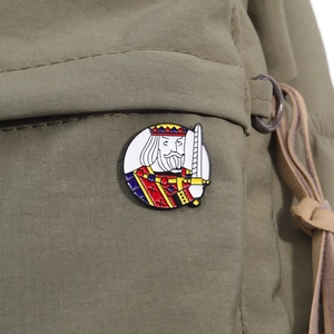Detalle de pin de esmalte de rey de dibujos animados con espada en un bolso