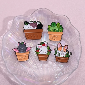 Set de broches en émail animaux mignons et plantes en pot sur un plateau en coquille