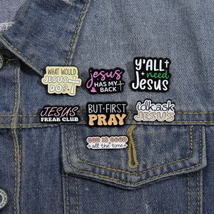Religieuze emaille pins set met christelijke citaten op denim jas zak achtergrond