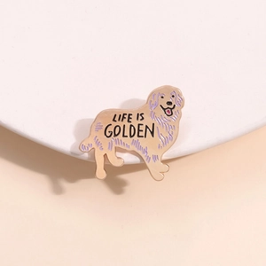 Broche émaillée Golden Retriever avec inscription Life Is Golden sur socle blanc