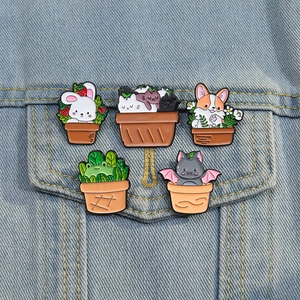 Cinq broches d'animaux mignons en émail sur la poche d'une veste en jean
