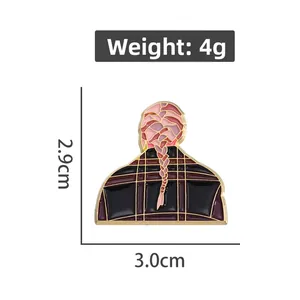 Détails des dimensions de la broche émaillée fille aux tresses roses, 2,9cm sur 3,0cm