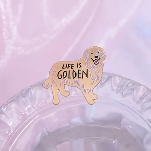 Broche en émail Golden Retriever avec texte Life is Golden sur le rebord du verre