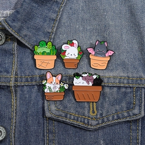 Lot de broches émaillées animaux mignons en pots sur le tissu d'une veste en jean