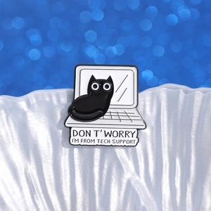 Pin's en émail chat noir rigolo avec texte de support technique sur base métal