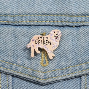 Broche émaillée Golden Retriever avec texte 'LIFE IS GOLDEN' sur veste en jean