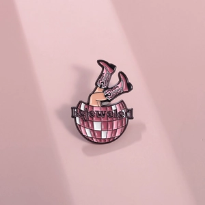Pin's en émail Bejeweled avec boule disco rose et bottes de cowboy à paillettes brillantes