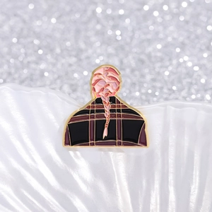 Épingle émaillée fille aux tresses roses sur plateau coquillage blanc et paillettes