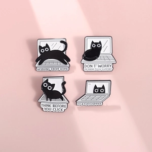 Set di quattro graziose spille in smalto gatto nero con laptop per lo stile home office