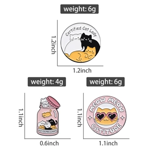 Dimensioni e pesi dettagliati di tre spillette in smalto gatto con motivi cartoon
