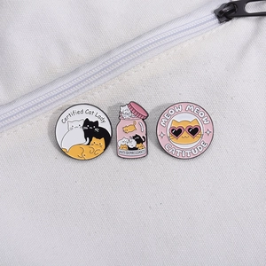 Set di tre spille in smalto a tema gatto con motivi Cat Lady e Anti Depressants su borsa