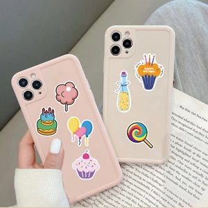 Gros plan d'autocollants de cupcakes et bonbons sur une coque de téléphone moderne