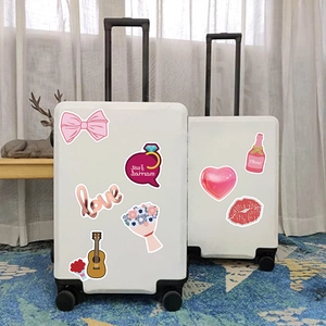 Détail d'autocollants de mariage imperméables avec motifs de cœur et rose sur valises