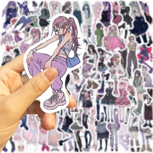 Gros plan d'autocollants graffiti étanches en PVC de filles anime stylées aux tons violets
