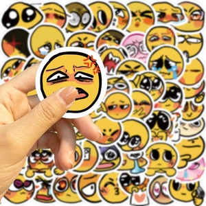 Makroansicht wasserfester gelber Emoji-Sticker für DIY-Deko auf Laptops und Koffern