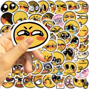 Nahaufnahme wasserfester gelber Emoji-Sticker mit Fokus auf Druckdetails und PVC-Qualität