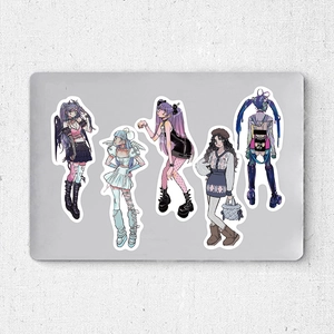 Détail d'autocollants étanches style anime punk et gothique sur un ordinateur portable