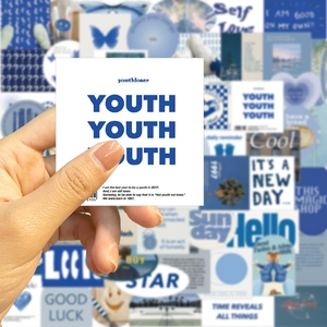 Detalle de pegatinas azules estilo INS con el logo youthloser y garabatos estéticos