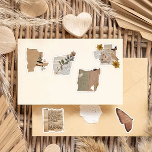Λεπτομέρεια vintage αυτοκόλλητα scrapbooking με αποξηραμένα λουλούδια και πεταλούδες εφημερίδας