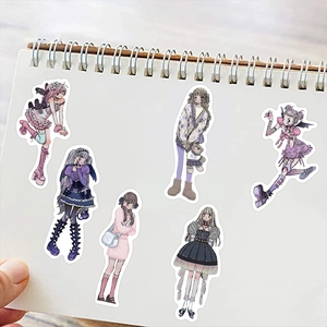 Détail d'autocollants de filles anime avec des tenues stylées sur un fond de journal