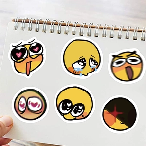 Detail von gelben Cartoon-Emoji-Aufklebern auf einem weißen Notizbuch für DIY-Dekorationen