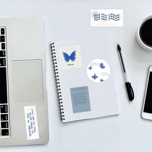 Pegatinas estéticas azules con mariposas y frases motivadoras en portátil y escritorio