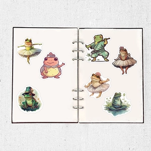Gros plan d'autocollants grenouille psychédéliques étanches sur un carnet pour décoration