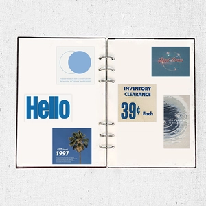 Primer plano de pegatinas de grafiti estilo INS azules en un cuaderno de hojas sueltas