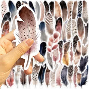 Detailopname van decoratieve veerstickers met waterbestendige textuur en witte randen