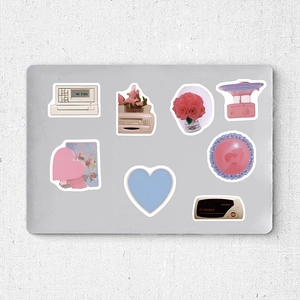 Détail d'autocollants rétro roses sur un ordinateur portable pour une décoration personnalisée