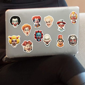 Dettaglio di adesivi di clown impermeabili che decorano un laptop in argento