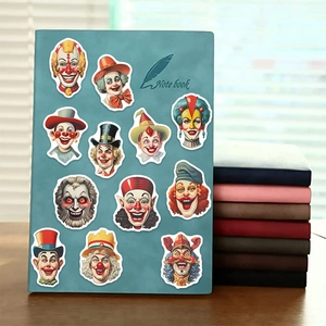 Dettaglio di 12 adesivi unici con pagliacci sulla copertina di un taccuino blu DIY
