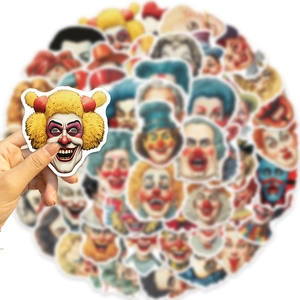 Primo piano di adesivi graffiti di clown impermeabili su uno sfondo sfocato