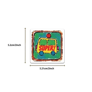 Makroaufnahme eines 5cm wasserdichten Belohnungsaufklebers mit gelbem Cartoon-Bus und Super