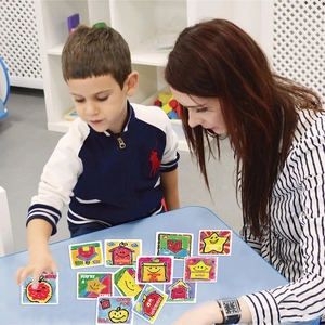 50 bunte wasserfeste Belohnungssticker für Kinder auf einem blauen Schreibtisch