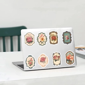 Detail van vintage bloemenstickers aangebracht op het oppervlak van een laptopbehuizing