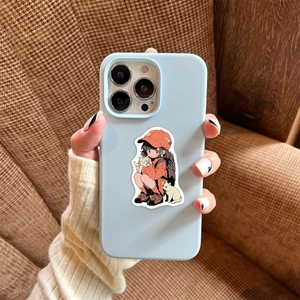 Coque iPhone bleue avec fille de dessin animé et chats sur fond de canapé douillet