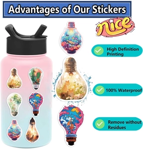 Detail van waterdichte stickers met miniatuurwerelden in gloeilampen op een blauwe waterfles