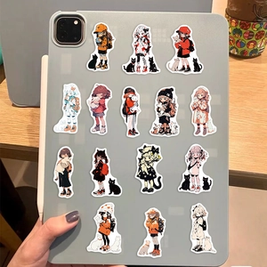 Détail d'autocollants imperméables fille et chat sur un iPad avec un éclairage chaleureux
