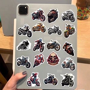 Détail d'autocollants de moto étanches sur une tablette avec motifs de course variés