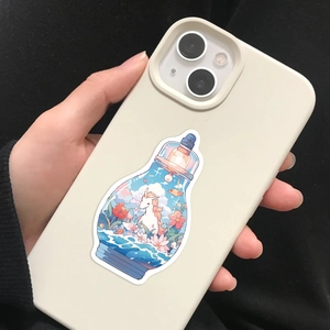 Detail van een waterdichte fantasie-eenhoornsticker op een wit smartphonehoesje
