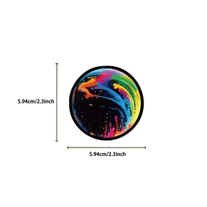 Dettaglio dell'adesivo con motivo astratto colorato e diametro di 5,94 cm circa