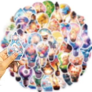 Detailopname van waterdichte stickers in gloeilampvorm met eenhoorn en sterrenhemel