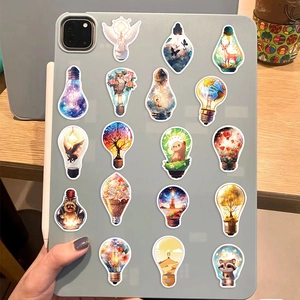 Creatieve gloeilamp stickers met natuurillustraties op een grijze tablet hoes